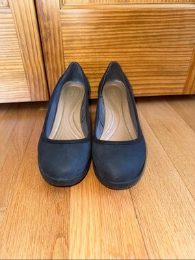 Crocs Women’s 7 black wedges